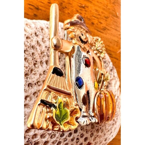 Scarecrow Brooch Pin New Fall Pumpkin Autumn Leaves Rake Sunflower Overalls - Picture 7 of 12